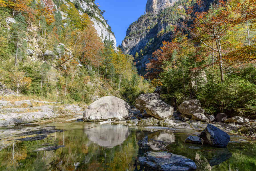 Huesca - parque nacional de Ordesa y Monte Perdido - valle de Añisclo 63 - cañon de Añisclo - rio Aso.jpg